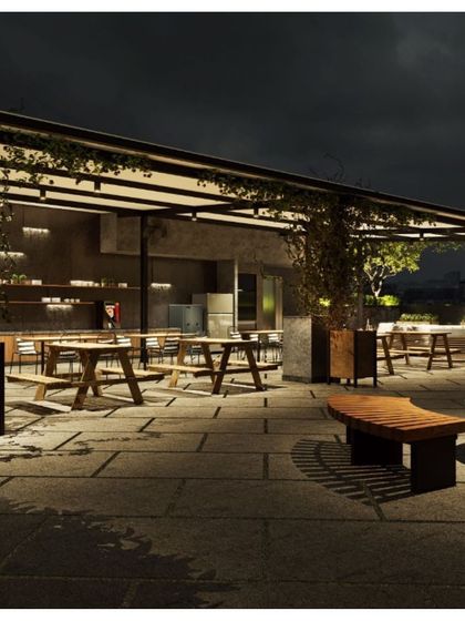 The Pay10 terrace includes a pantry and picnic-style tables, creating a casual and social atmosphere. The night lighting transforms the aesthetic, making it an ideal spot for evening parties and events.
