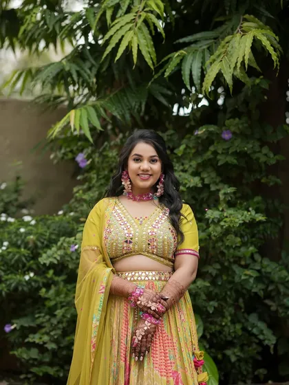 A golden glow for this happy Haldi bride. The makeup is bright and sunny, just like the occasion, with a pop of pink on the lips and cheeks.