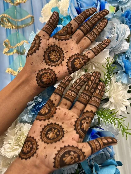 A lovely minimalist design for both hands, featuring circular floral mandalas. This style is perfect for bridesmaids, parties, or any festive occasion.