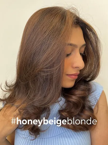 And this is the after. I created this soft Honey Beige Blonde using a combination of highlights and a root shadow for a natural, sophisticated look. This shows how we can go from dark to a beautiful, healthy blonde without harsh lines.