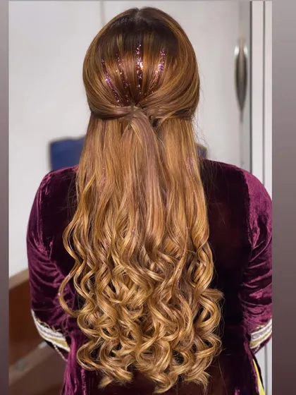 Another angle of the trendy glitter hairstyle.