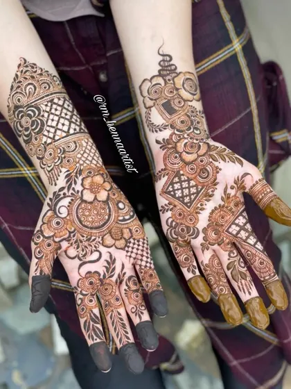 Two hands, one beautiful story. I love creating complementary designs that are unique yet flow together perfectly, ideal for wedding festivities.