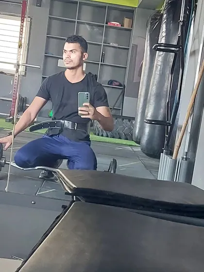 Getting ready for a back and biceps session. Using equipment like a weightlifting belt provides extra core support during heavy lifts, which is something I advise for advanced movements.