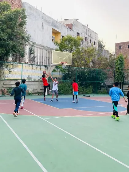 A player attempts a layup while being challenged by a defender.