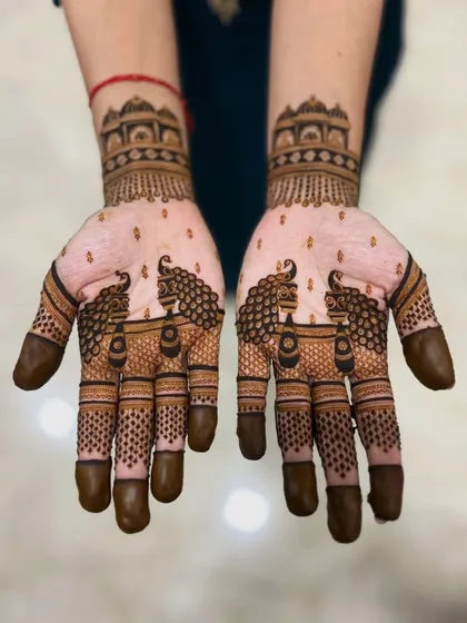 This is a classic and popular choice for family members. The design features symmetrical peacocks and detailed architectural patterns on the palms, creating a full and rich look.