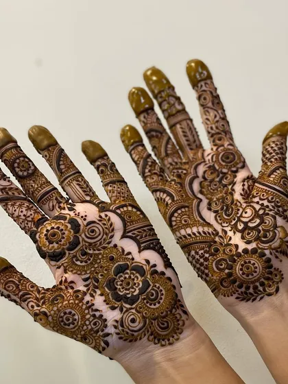 What you leave in the care of Allah is never lost. A beautiful floral design for the palms.