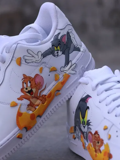 A close up of the Tom & Jerry custom, focusing on the cheese swoosh and the 3D effect of the breaking cheese pieces.