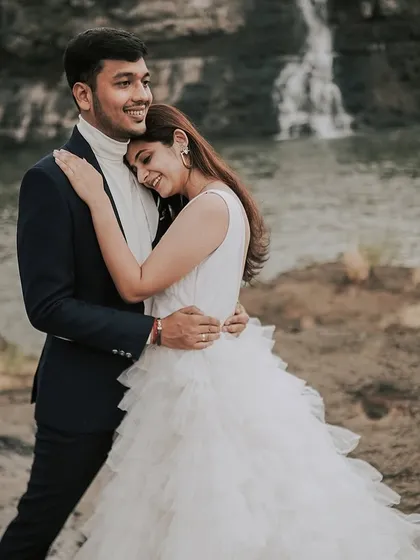 An intimate and tender embrace with a waterfall in the background. The contrast between the powerful nature and their quiet moment makes this pre-wedding photo incredibly romantic.