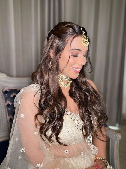 A subtle day look that is both natural and glamorous. The soft waves in her hair and the glowing makeup are perfect for an elegant engagement or daytime event.