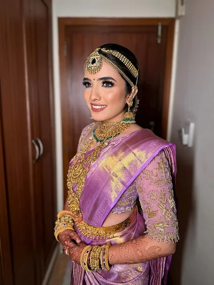 Honoring tradition with this elegant South Indian bridal look. I focused on classic elements like defined eyes and radiant skin to complement the rich silk saree and temple jewelry.
