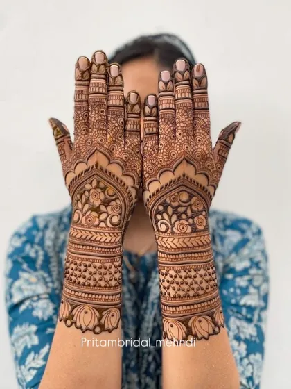 This is the kind of full-coverage bridal mehandi I love to create. Notice the fine lines, the balance between the floral patterns and the detailed jaali work on the fingers. Every part of the design is sharp and clear.