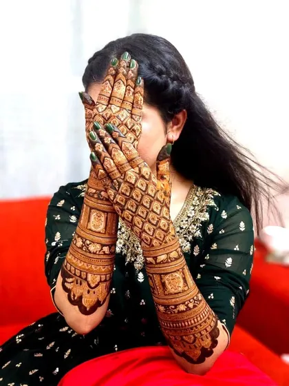 The back of the hands is just as important. This full-coverage bridal design ensures beauty from every perspective, with intricate patterns extending to the fingertips.