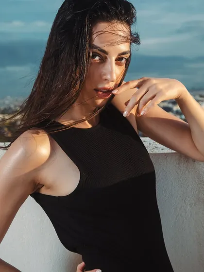 A closer look at the wind-swept, wet-hair style. I used a mix of gloss and water-based products to create texture that looks authentically damp without dripping, paired with a dewy skin finish for a cohesive editorial look.