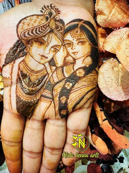 For brides who want a divine touch, I specialize in mythological figures. This intricate portrait of Radha and Krishna showcases the deep shading and detail I use to bring these beloved figures to life.