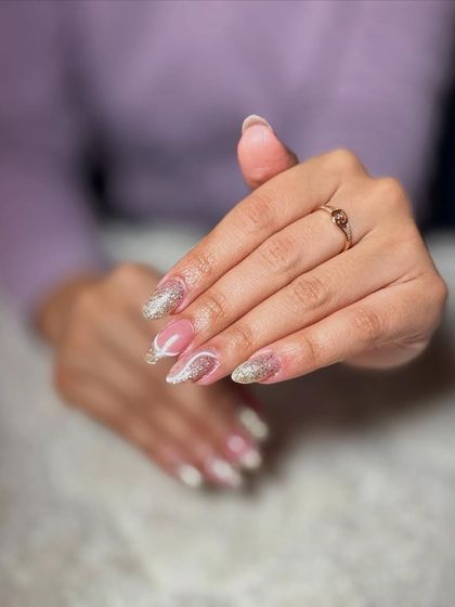 A glamorous set with a glittery gold ombre and delicate white line art. This is a beautiful combination of sparkle and elegance.