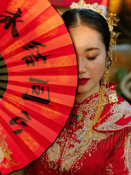 Honoring heritage is at the heart of what I do, especially in cross-cultural weddings. This striking portrait of a bride during a traditional Chinese tea ceremony, with her ornate red fan and attire, highlights my dedication to celebrating cultural details with elegance and respect.