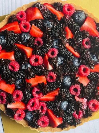 My Dark Chocolate Tart with mixed berries is a Christmas wishlist favorite. The deep red of the strawberries and raspberries contrasts beautifully with the rich dark chocolate.