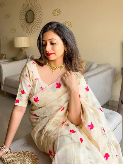 A soft, candid moment in the Jamdani saree. The gold lotus necklace perfectly complements the motifs on the saree.
