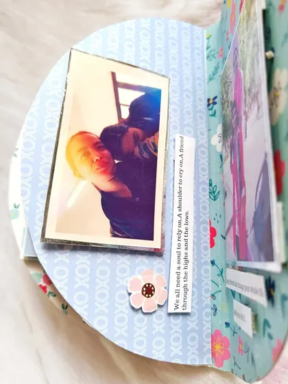 A page dedicated to friendship, showing how you can mix photos and heartfelt quotes in the semicircle album.