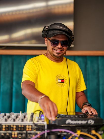 A sunny photo from a brunch gig, announcing a packed weekend schedule.