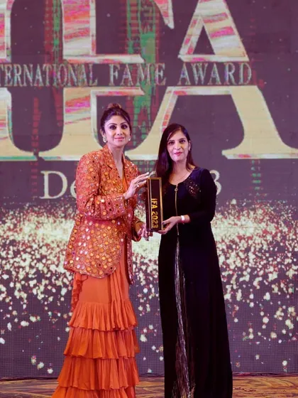 A truly proud moment for our academy, receiving the International Fame Award from the esteemed Bollywood icon, Shilpa Shetty. This recognition as a top hair and makeup academy is a testament to the quality of education and career opportunities we provide to our students.