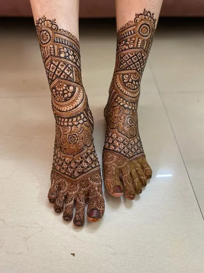 The final, complete bridal foot mehendi. A design that is both bold and intricate.