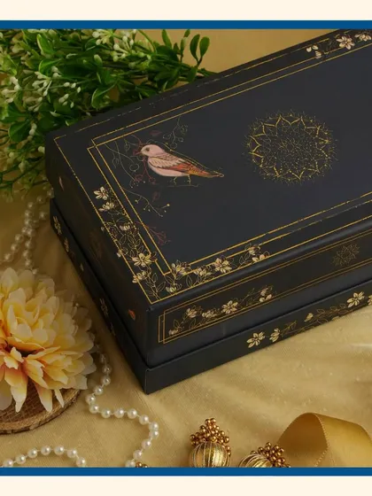 A touch of luxury with our royal blue Diwali hampers. These book-style boxes with bird motifs are filled with premium dry fruits, making for a very sophisticated festive gift.