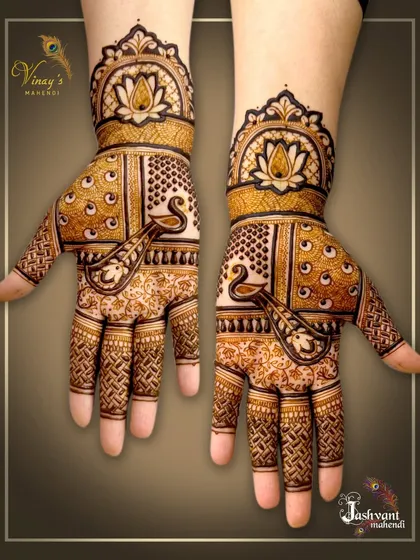 A unique design with swans on the palms, their necks forming the shape of a heart. The wrists are adorned with lotus motifs.