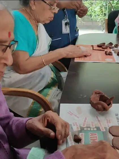 Here is a moment from one of my therapeutic clay sessions for seniors. You can see the deep focus as she works with the clay, a process that provides vital tactile stimulation and a way to connect with memories. For many living with dementia, touch becomes a primary language.