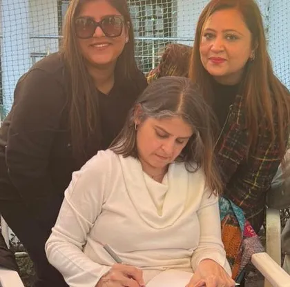 A cheerful afternoon in the sprawling lawns of Roshnara Club with our special guest, author Anu Singh Choudhary. Here she is signing a copy of her relatable book, "The Secret of a Telltale Diet."