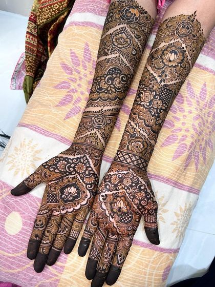 This heavy Indo-Arabic design combines the boldness of Arabic patterns with the intricate details of Indian mehendi, covering the full arm.