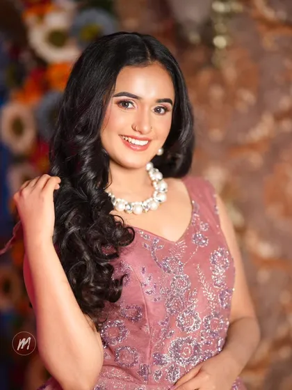 This airbrush makeup look is perfect for any party. The skin is flawless, and the soft curls and pearl necklace add a touch of classic Hollywood glamour.