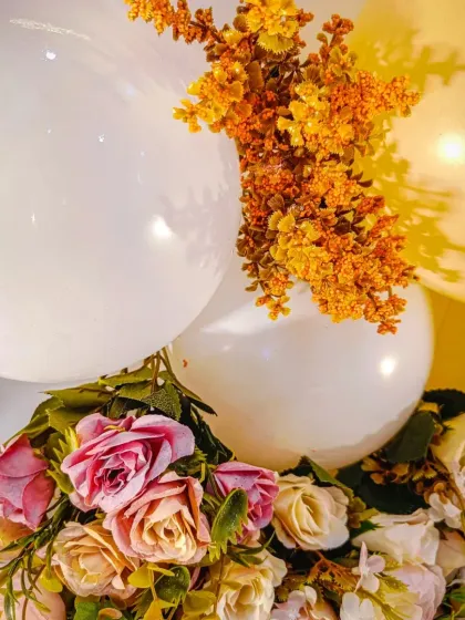 Another detail shot of artificial flowers mixed with balloons, showcasing the quality and craftsmanship of my decor.