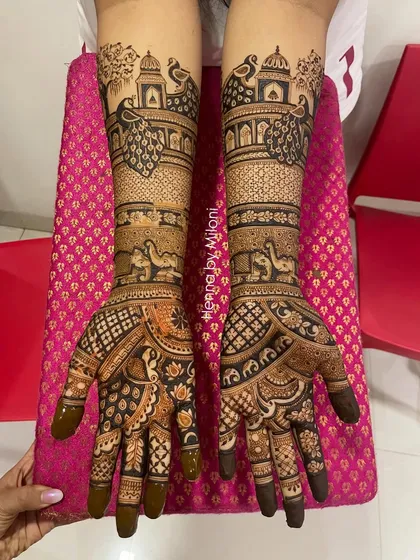 This grand bridal mehendi features peacocks sitting atop royal jharokhas, with camels below. It’s a design fit for a queen, full of majestic details.