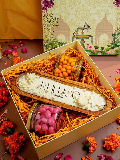 Our signature boat candle is back in this lovely hamper with delightful eats. This set, featuring a wooden boat candle and two jars of treats, is presented in a beautiful box, perfect for Diwali or wedding gifting.
