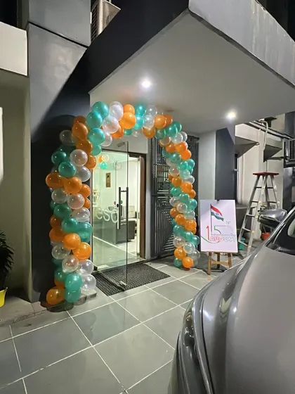 A balloon arch is a simple yet effective way to welcome employees and guests for an event. I created this tricolor arch for an Independence Day celebration, setting a festive tone right from the entrance.