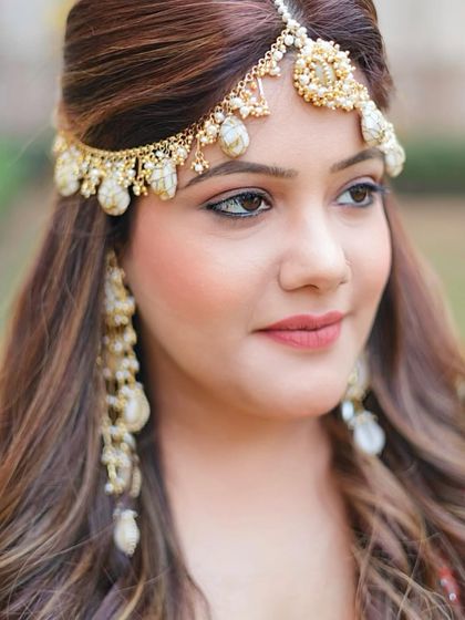 For her Haldi, Ishita wanted a 'no-makeup' makeup look. We did a soft nude smokey eye with peachy nude lips, which looked fresh and beautiful.