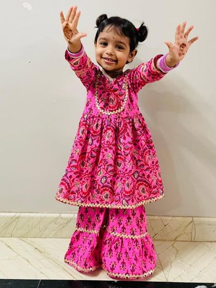 Pure joy! This little one is so happy with her festive mehendi. I always make sure the designs for kids are quick and fun.