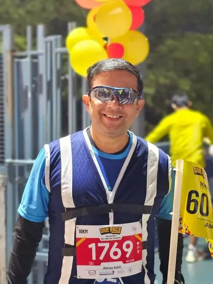 A member pacing the 10k race with a flag and balloons. He made the run fun for everyone.