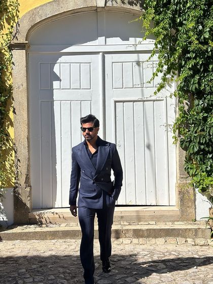 The Lisbon suit in motion, showcasing the lightweight and breathable nature of the linen fabric.