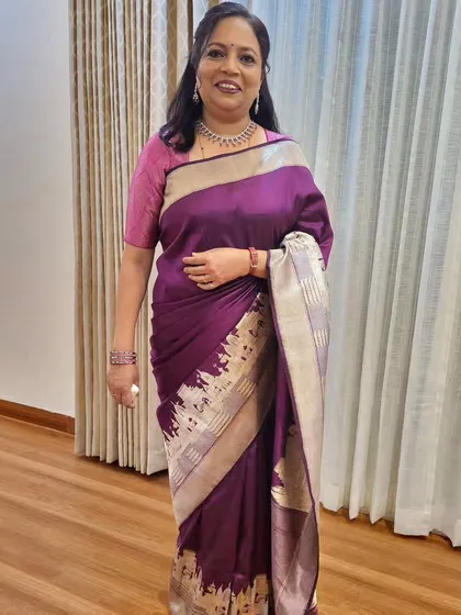 An open pallu style draping with heatless pleats for my client. This is a great choice for party wear, as it's both glamorous and comfortable.