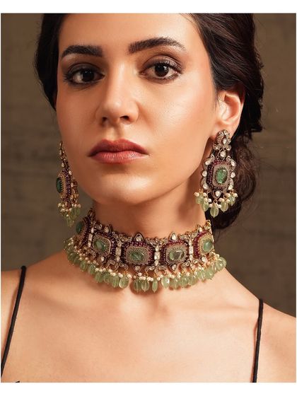 A classic choker set with rectangular emeralds and polki diamonds, finished with a delicate fringe of green beads.