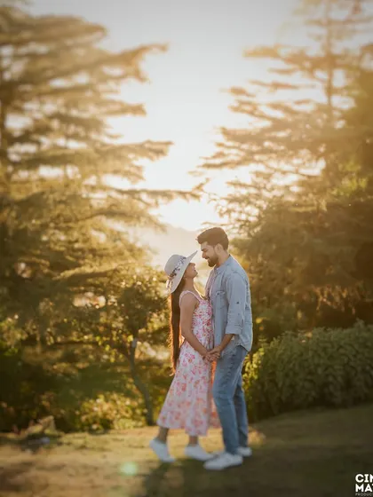 Using the golden hour light in the hills to create a soft, dreamy atmosphere. This natural light pre-wedding shoot showcases a relaxed and romantic vibe, perfect for couples who love the outdoors and want that warm, sun-kissed look.
