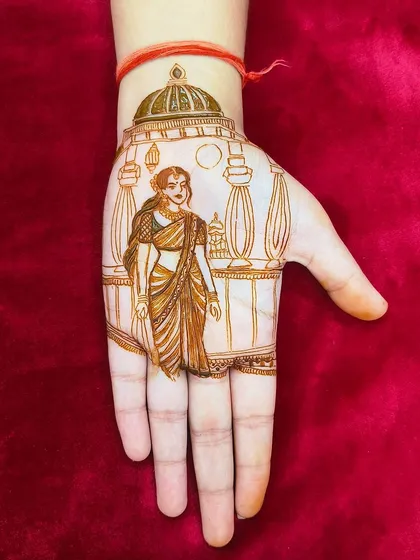 A simple yet elegant Karva Chauth portrait on the palm. This is great for someone who wants a theme without a very heavy design.