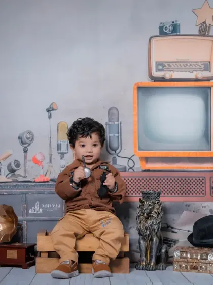 A classic portrait of our 'Chhota RJ'. The composition of this photo draws attention to the baby while still showcasing the richness of the retro-themed set.