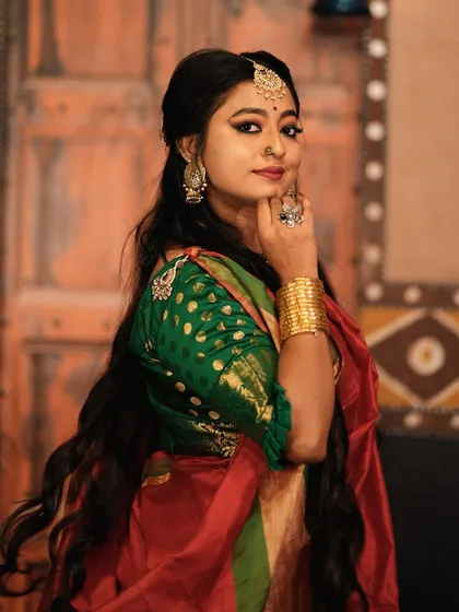 A classic portrait in a traditional red and green saree for my Shubho Mahalaya shoot.