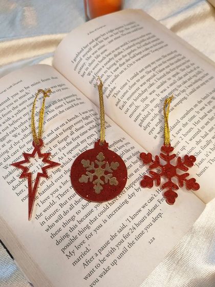 This set of Christmas ornaments is in a classic festive red with gold glitter details. I love making these to help you decorate your tree with handmade love.