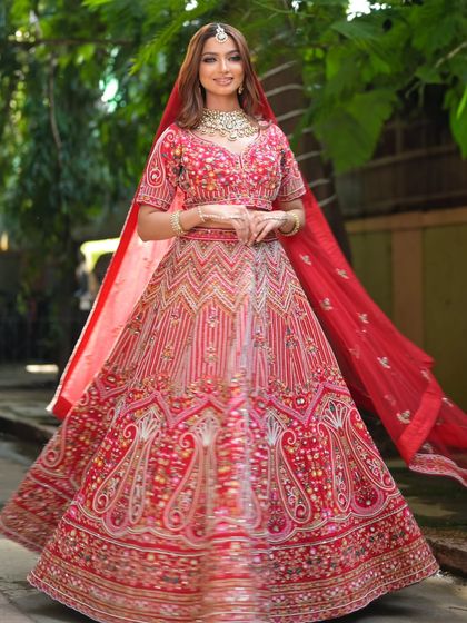 A complete bridal look featuring a heavy, gold-plated Kundan necklace, haath phool, and maang tikka, all available for rent.