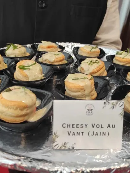 We take pride in crafting delicious and innovative Jain food that breaks stereotypes. These Cheesy Vol Au Vants are a perfect example, a creamy, savory continental starter prepared completely according to Jain dietary principles, proving that Jain catering can be exciting.