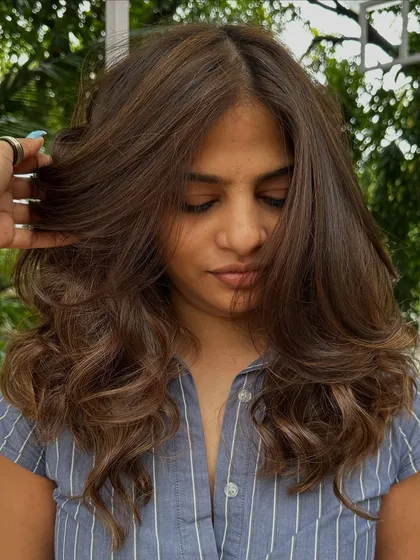 A simple and chic holiday look. These soft, warm brown highlights add just the right amount of brightness for a relaxed, sun-kissed vibe.